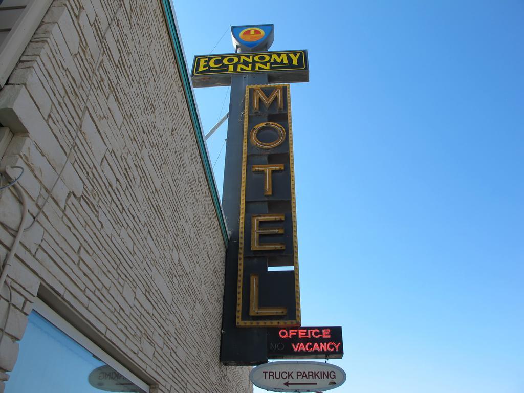 Economy Inn Ontario Luaran gambar