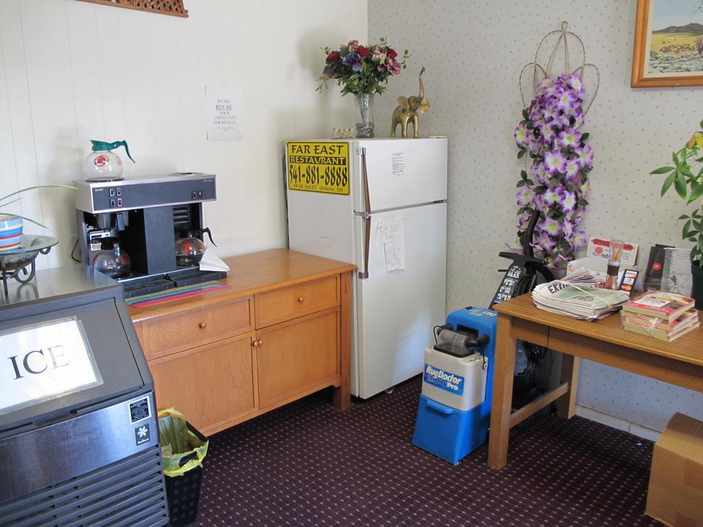 Economy Inn Ontario Luaran gambar